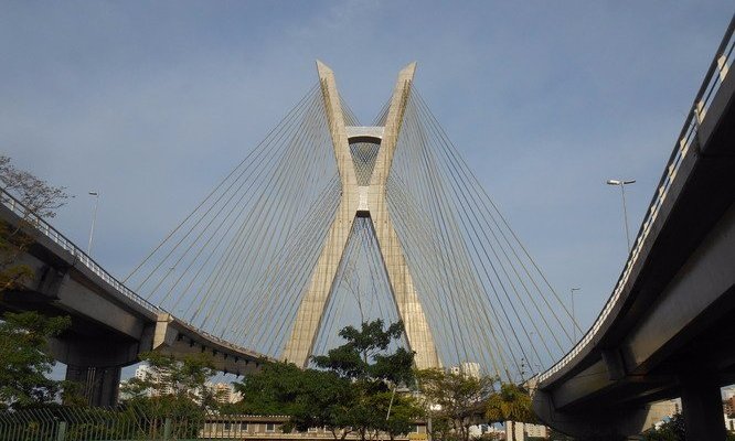 Ponte Estaiada "por uns fios"