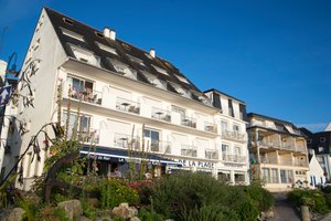 Hôtel de la Plage in Saint-Pierre-Quiberon, image may contain: Hotel, City, Neighborhood, Urban