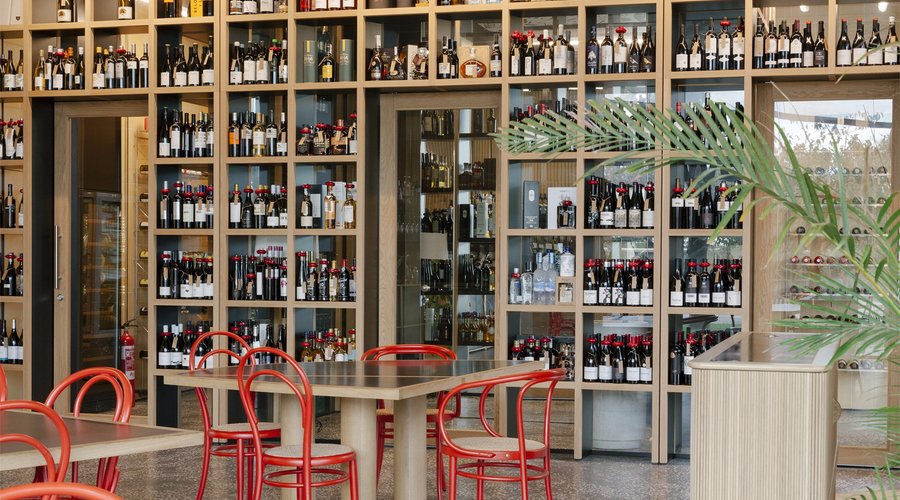 Zona de vinoteca, reservada para degustaciones, catas o cenas privadas