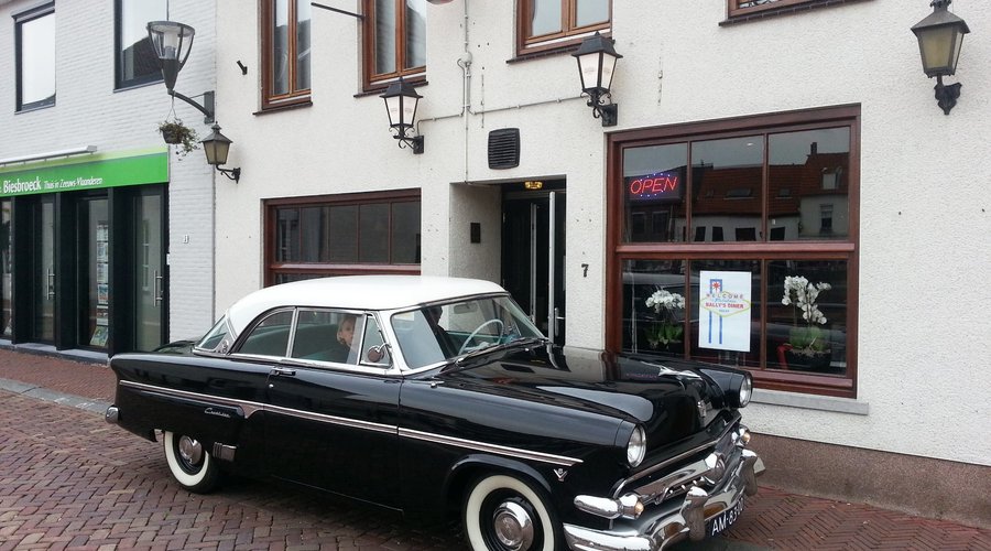 Een van de vele classiccarlovers die regelmatig komt buurten.ps dit was nog toen de gevel nog ge