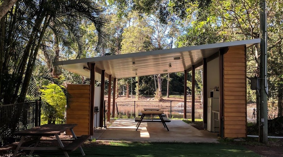 Peaceful Camp kitchen on the dam.  BBQ's, Pizza Oven, Microwave, Fridge & Wash up facilities