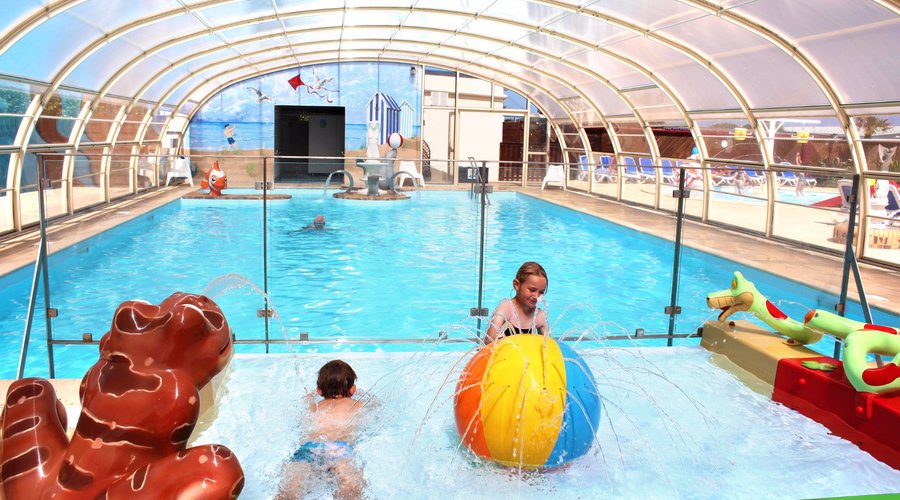 Piscine couverte et chauffée avec sa pataugeoire.