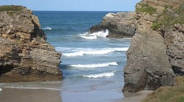 Falézias de rochas do mar cantábrico no norte da Espanha, Galícia. Região de Lugo