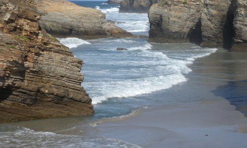 Falézias de rochas do mar cantábrico no norte da Espanha, Galícia. Região de Lugo