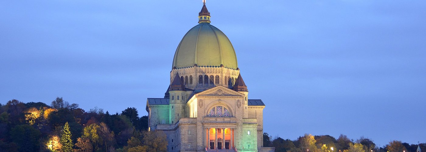 L'Oratoire Saint-Joseph du Mont-Royal, illuminé le soir.