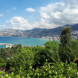 Une vue prise la fin de la rue où se situe l'hôtel.
