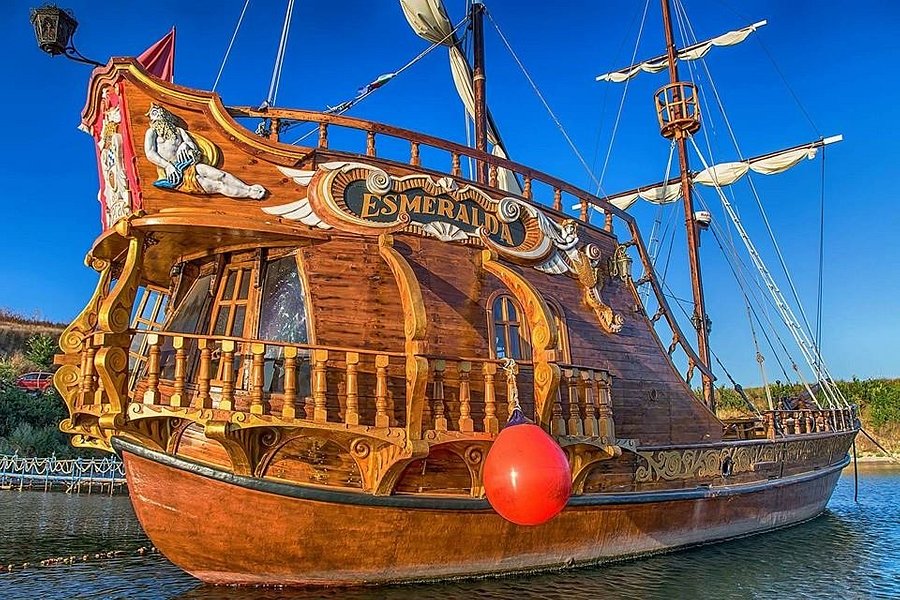 Esmeralda Pirate Ship image