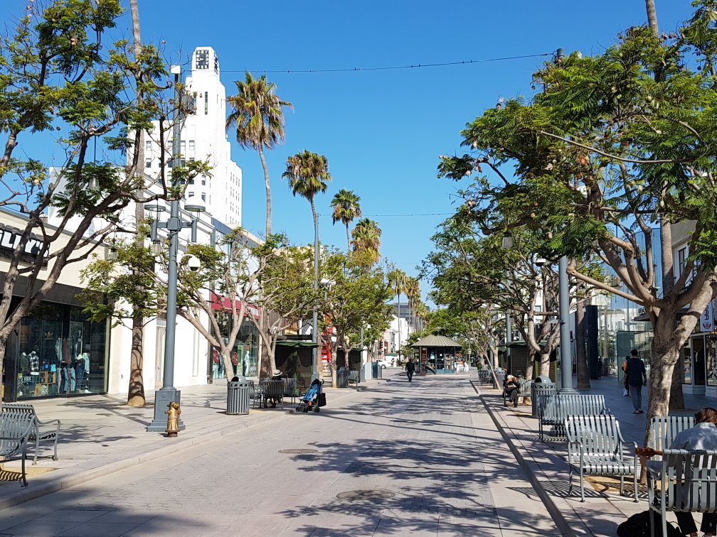 Levi's third shop street promenade