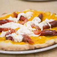 pizza crema di zucca, stracciatella e gamberi rossi
