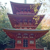 三重塔:朱色のきれいな建物です