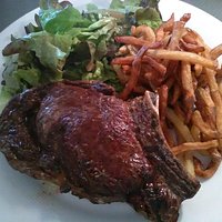 À la carte : côte à l'os+frites et salade à 28€, délicieuse. 1ère fois.