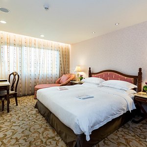 The Deluxe Room with One Bed at the Royal Seasons Hotel (Hot Spring Beitou)
