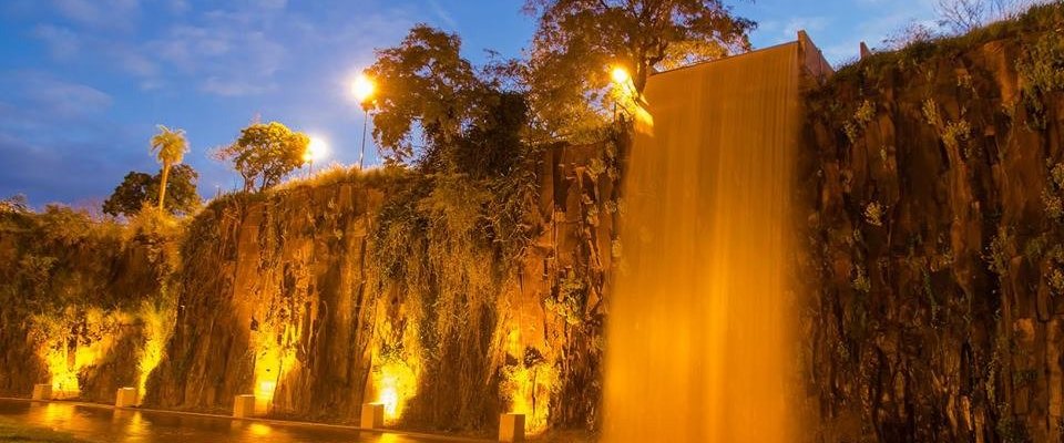 Costanera Cascada Artificial en la Ex-Cantera Nocturno