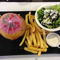 lorettois burger très copieux avec pain à la bière du pilat ,bonne viande et reblochon.servi ave