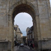 Vue de l'arc vers la rue des Ardilliers