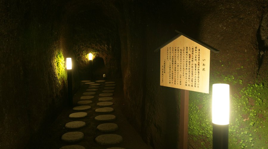 当館の防空壕は網代から伊東市内にかけて全部で３０箇所程あるうちのひとつと言われています。ここの散歩道の先に貸切専用五右衛門風呂がございます！