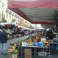 Passando tra le bancarelle
