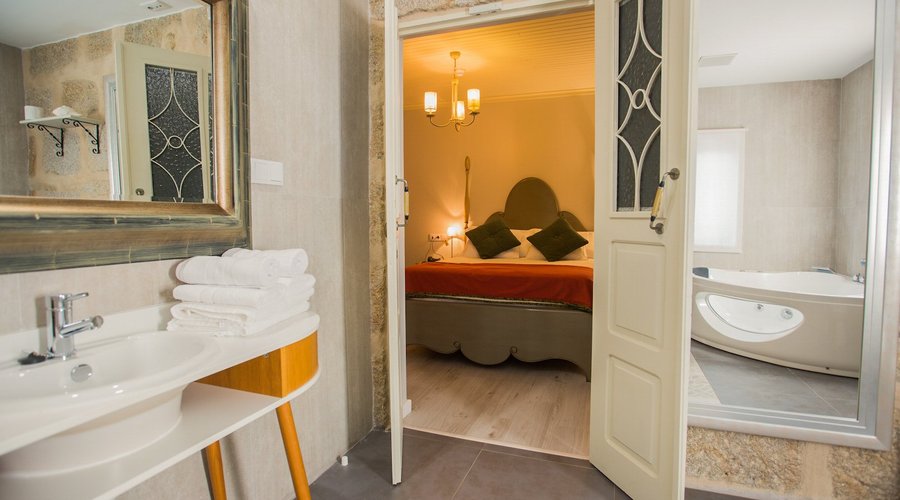 Quarto Duplo H2O com Banheira de Hidromassagem.