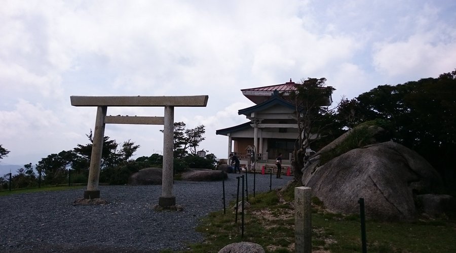 山頂のハイキングコース