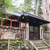 唐門と本殿 入れません