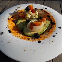 Ensalada de aguacate, anchoas y gambas.