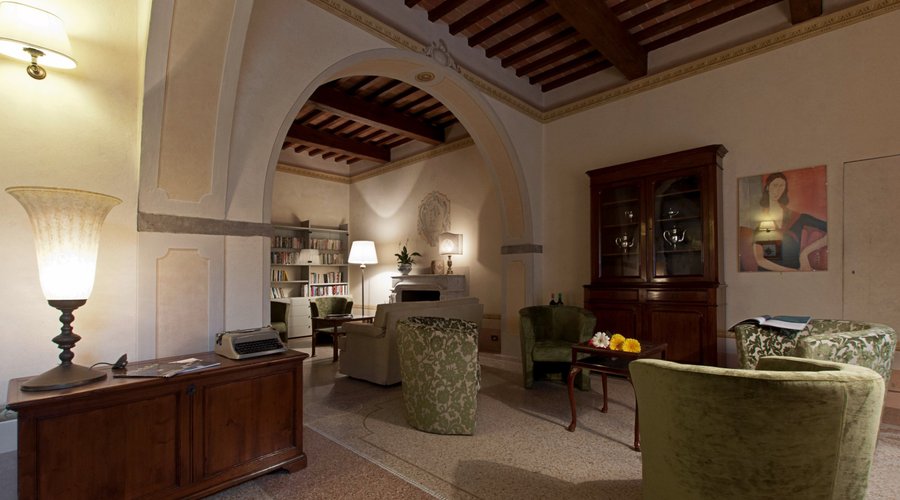Salotto con accesso alla cantina