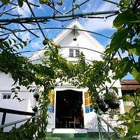 Fachada restaurada da antiga capelinha