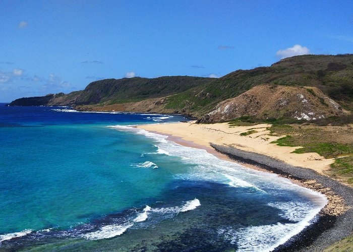 Praia afastada, sem estruturas, mas linda.
