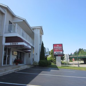 Arriving at the Parkside Inn