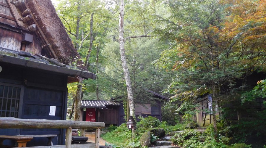 合掌民家と男女湯小屋