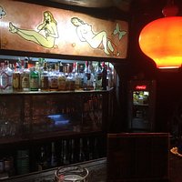 バーカウンター。ただ「注ぐ」ドリンクのみです。カクテルはありません。
