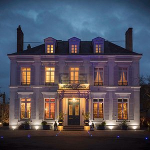 Hotel l'Ecrin in Honfleur, image may contain: Villa, Resort, Hotel, Pool