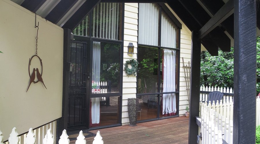 Currawong Cottage has a porch entry to the patio and cottage