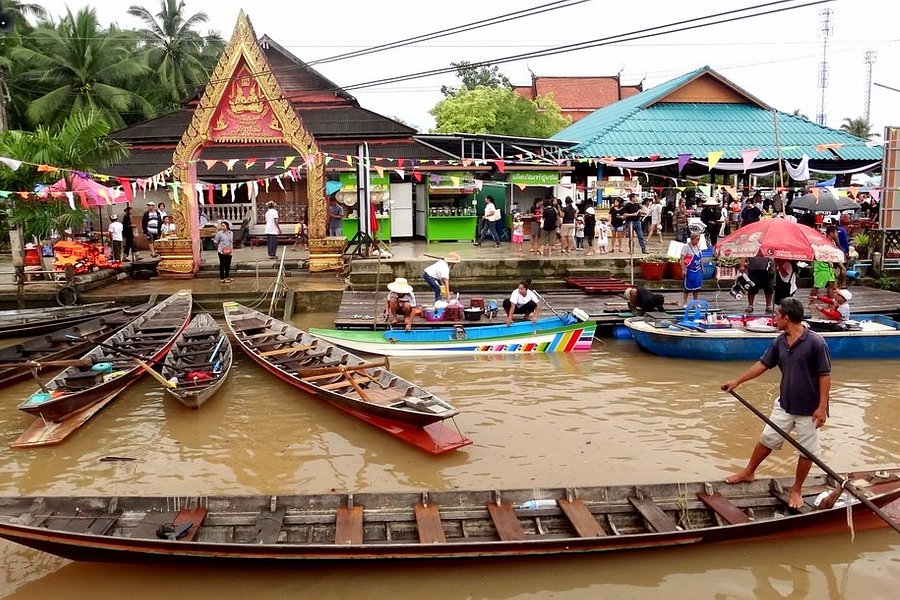 Pra Cha Rat Floating Market image