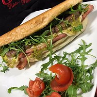 panino con hamburger,scamorza,mortadella,crema di pistacchio del bronte e rucola