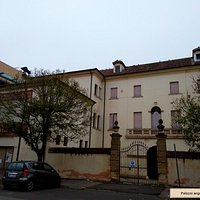 Palazzo Angeli ancora sede di lavori di restauro.