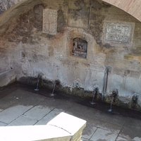 Fonte ai piedi del palazzo