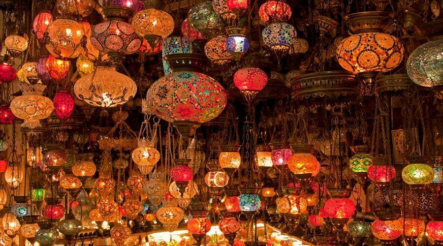Egypte étal de lanternes orientales dans le souk de Khan El Khalili