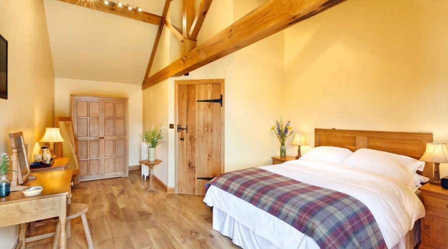 The Hurworth en-suite bedroom with kingsize bed, TV/DVD/Radio. Fresh milk in fridge with house w