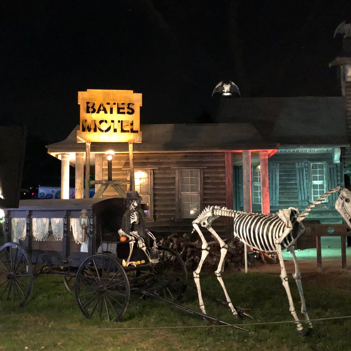 bates motel haunted house hours