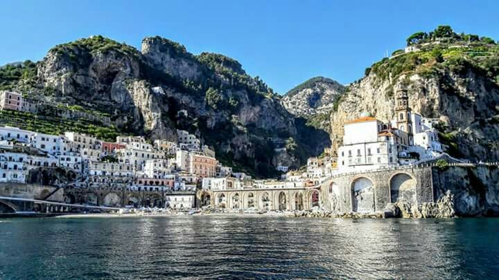 世界一美しい断崖絶壁の海岸アマルフィ』アマルフィ(イタリア)の
