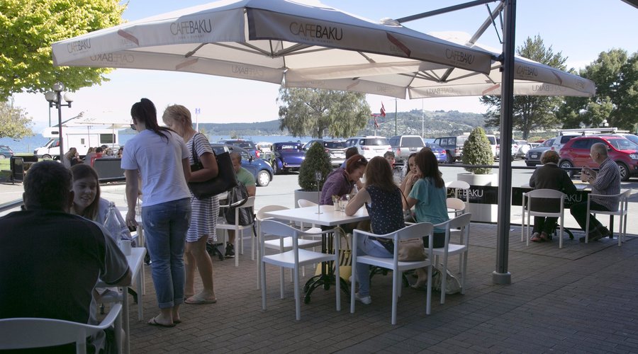 Enjoy the outside atmosphere at Cafe Baku Lake Taupo