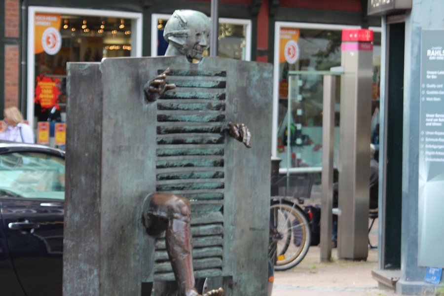 Skulptur "Homme passant la porte" image