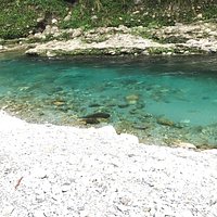花蓮這個地方好山好水三棧溪水冰涼清澈環境非常的美麗感覺在這邊度過一整個下午都不是一件難事可以好好的放空享受
