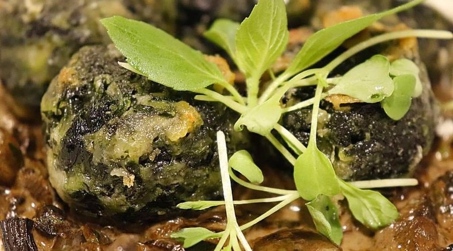ALBONDIGAS DE ESPINACA Y RICOTA CON CREMA DE HONGOS (Spinach and ricotta cheese ball with mushro