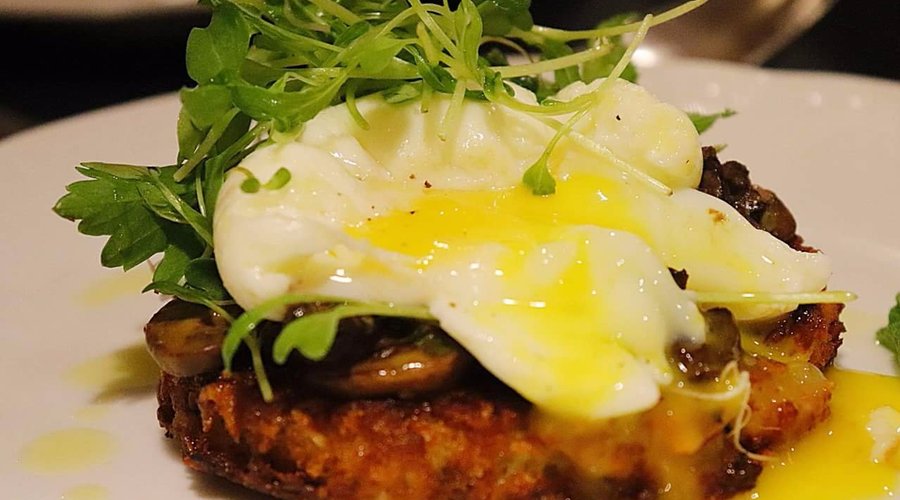 TORTILLA DE MANDIOCA CON HONGOS SALTEADOS,  ENSALADA DE HIERBAS Y HUEVO ESCALFADO (Cassava rosty