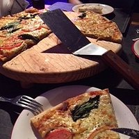 pizza familiar de mas menos 50 cm de diámetro, muy buena margarita, solo cambiaría el tomate cru
