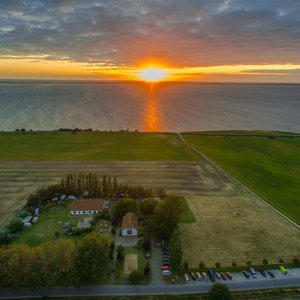 Das Surfhostel liegt abgelegen am Nationalpark vorpommersche Boddenlandschaft