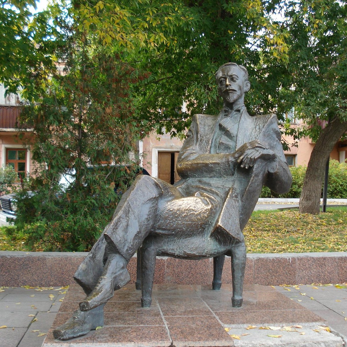 памятник бунину в париже