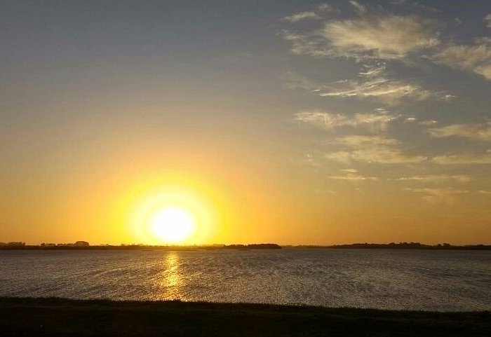 Puesta del sol sobre el lago.